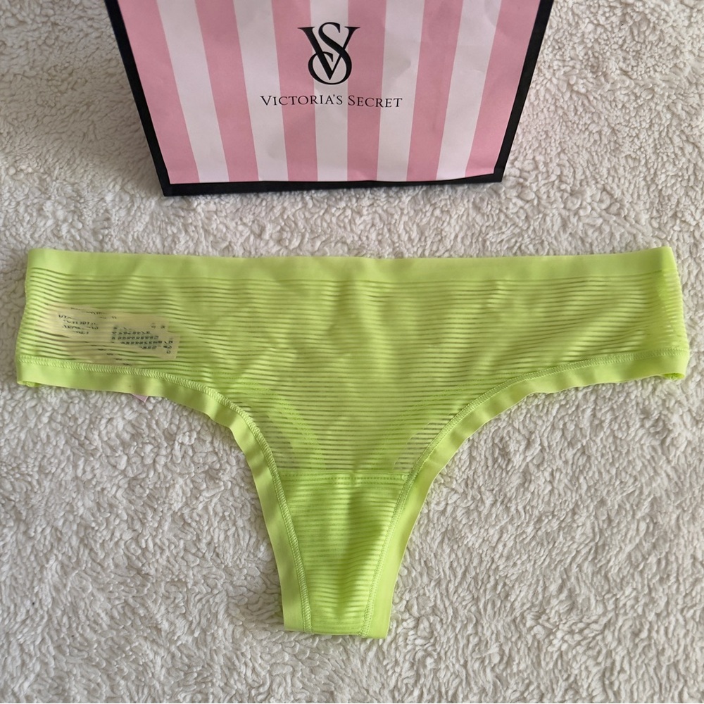 NWY Victoria's Secret Thong Panty Size M